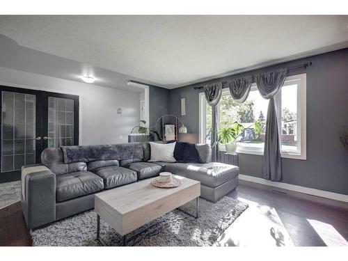 9616 Alcott Road Se, Calgary, AB - Indoor Photo Showing Living Room