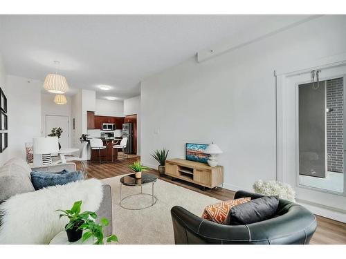 408-8880 Horton Road Sw, Calgary, AB - Indoor Photo Showing Living Room