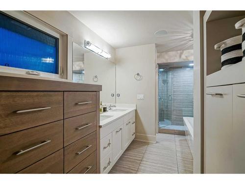 1412 70 Avenue Sw, Calgary, AB - Indoor Photo Showing Bathroom