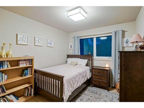 1412 70 Avenue Sw, Calgary, AB - Indoor Photo Showing Bedroom