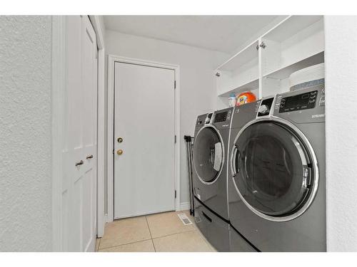 125 Aspen Way, Vulcan, AB - Indoor Photo Showing Laundry Room