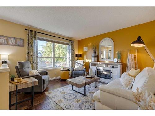 67 Taravista Gardens Ne, Calgary, AB - Indoor Photo Showing Living Room