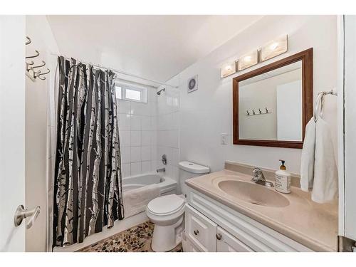 831 104 Avenue Sw, Calgary, AB - Indoor Photo Showing Bathroom