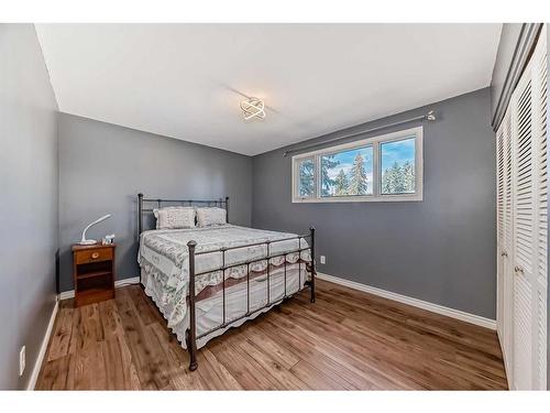 831 104 Avenue Sw, Calgary, AB - Indoor Photo Showing Bedroom