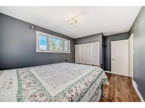 831 104 Avenue Sw, Calgary, AB - Indoor Photo Showing Bedroom