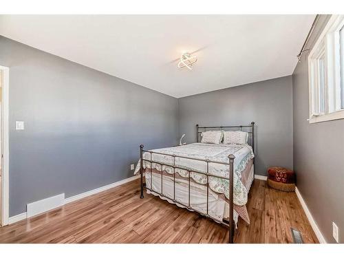 831 104 Avenue Sw, Calgary, AB - Indoor Photo Showing Bedroom