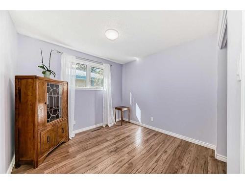 831 104 Avenue Sw, Calgary, AB - Indoor Photo Showing Other Room