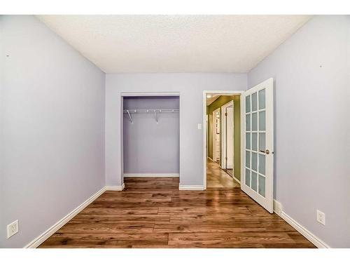 831 104 Avenue Sw, Calgary, AB - Indoor Photo Showing Other Room