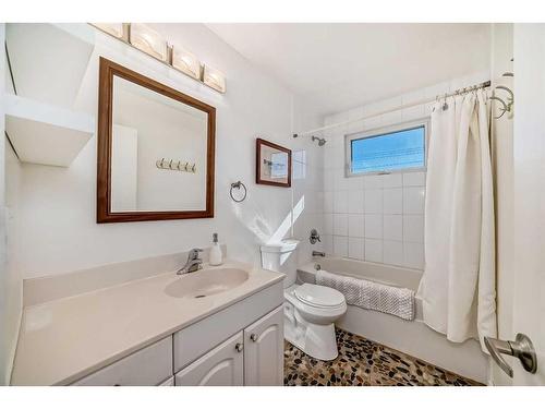 831 104 Avenue Sw, Calgary, AB - Indoor Photo Showing Bathroom