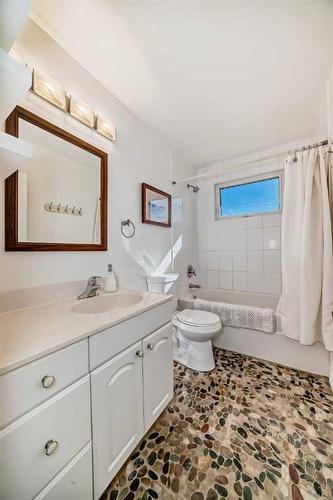 831 104 Avenue Sw, Calgary, AB - Indoor Photo Showing Bathroom