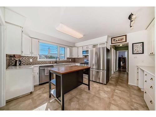 831 104 Avenue Sw, Calgary, AB - Indoor Photo Showing Kitchen