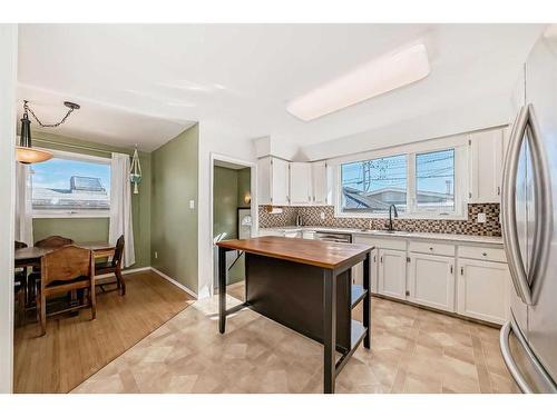 831 104 Avenue Sw, Calgary, AB - Indoor Photo Showing Kitchen