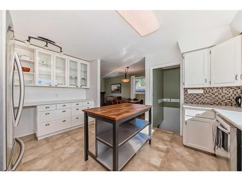 831 104 Avenue Sw, Calgary, AB - Indoor Photo Showing Kitchen