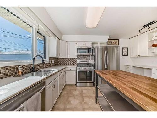 831 104 Avenue Sw, Calgary, AB - Indoor Photo Showing Kitchen With Double Sink