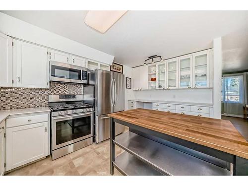 831 104 Avenue Sw, Calgary, AB - Indoor Photo Showing Kitchen