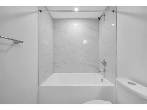 274 Seton Villas Se, Calgary, AB - Indoor Photo Showing Bathroom