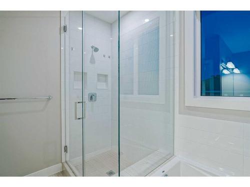 330 Yorkville Road Sw, Calgary, AB - Indoor Photo Showing Bathroom