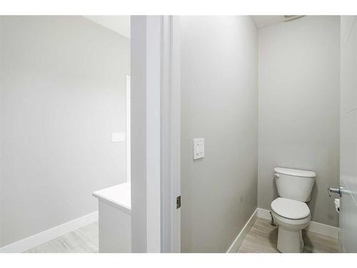 330 Yorkville Road Sw, Calgary, AB - Indoor Photo Showing Bathroom