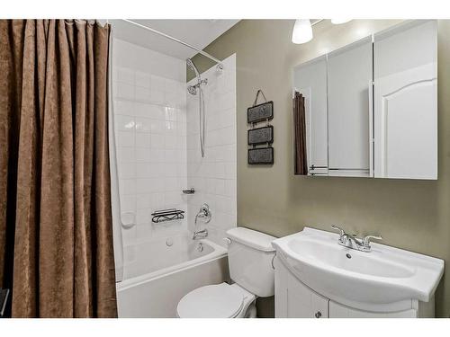 80 Douglas Ridge Circle Se, Calgary, AB - Indoor Photo Showing Bathroom