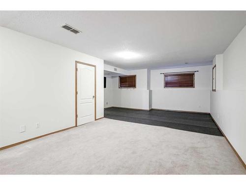 80 Douglas Ridge Circle Se, Calgary, AB - Indoor Photo Showing Other Room