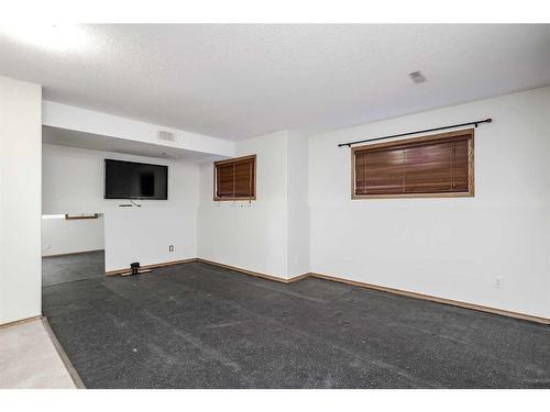 80 Douglas Ridge Circle Se, Calgary, AB - Indoor Photo Showing Other Room