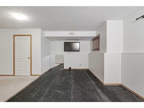 80 Douglas Ridge Circle Se, Calgary, AB - Indoor Photo Showing Other Room