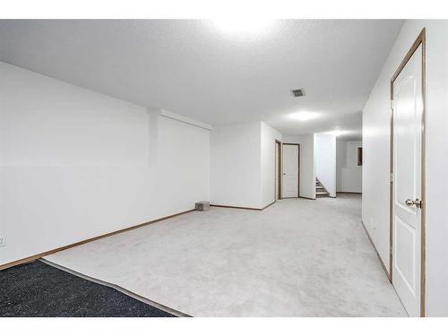 80 Douglas Ridge Circle Se, Calgary, AB - Indoor Photo Showing Other Room