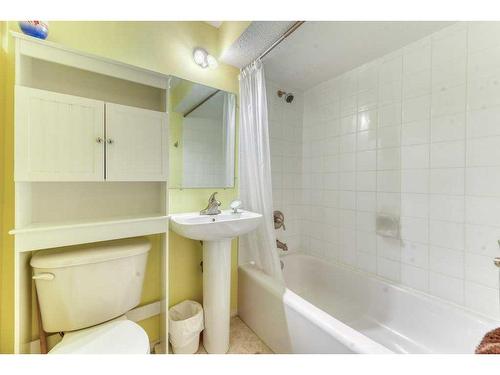 1828 Lysander Crescent Se, Calgary, AB - Indoor Photo Showing Bathroom