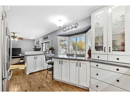 171 Mckenna Way Se, Calgary, AB - Indoor Photo Showing Kitchen