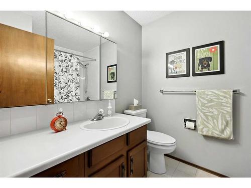 171 Mckenna Way Se, Calgary, AB - Indoor Photo Showing Bathroom