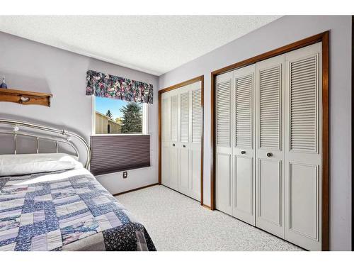 171 Mckenna Way Se, Calgary, AB - Indoor Photo Showing Bedroom