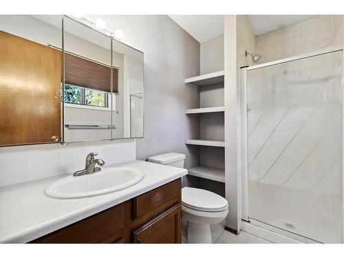 171 Mckenna Way Se, Calgary, AB - Indoor Photo Showing Bathroom