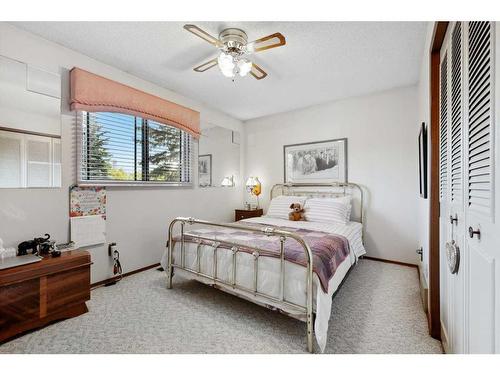 171 Mckenna Way Se, Calgary, AB - Indoor Photo Showing Bedroom