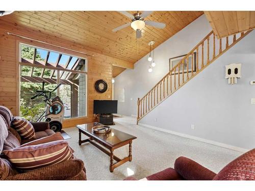 171 Mckenna Way Se, Calgary, AB - Indoor Photo Showing Living Room