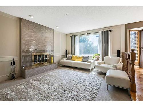 260 Canterville Drive Sw, Calgary, AB - Indoor Photo Showing Living Room