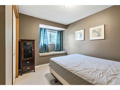 260 Canterville Drive Sw, Calgary, AB - Indoor Photo Showing Bedroom