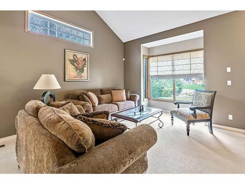 260 Canterville Drive Sw, Calgary, AB - Indoor Photo Showing Living Room