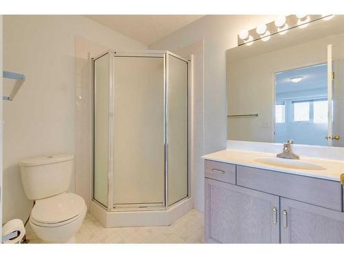 28 Richelieu Court Sw, Calgary, AB - Indoor Photo Showing Bathroom