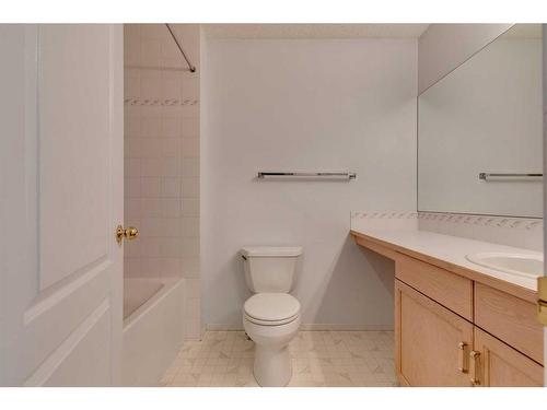 28 Richelieu Court Sw, Calgary, AB - Indoor Photo Showing Bathroom