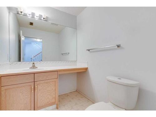 28 Richelieu Court Sw, Calgary, AB - Indoor Photo Showing Bathroom