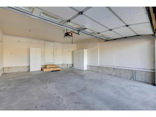 28 Richelieu Court Sw, Calgary, AB - Indoor Photo Showing Garage