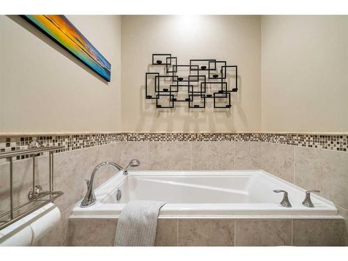 14936 Parkland Boulevard Se, Calgary, AB - Indoor Photo Showing Bathroom