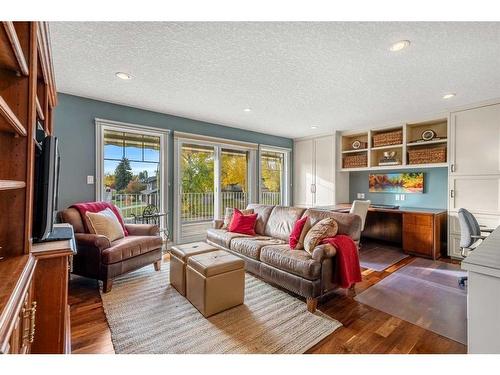 14936 Parkland Boulevard Se, Calgary, AB - Indoor Photo Showing Living Room