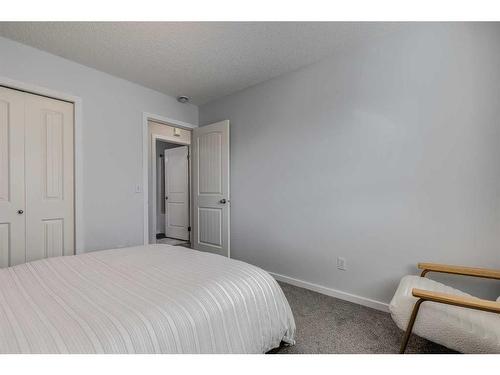 202-31 Everridge Square Sw, Calgary, AB - Indoor Photo Showing Bedroom