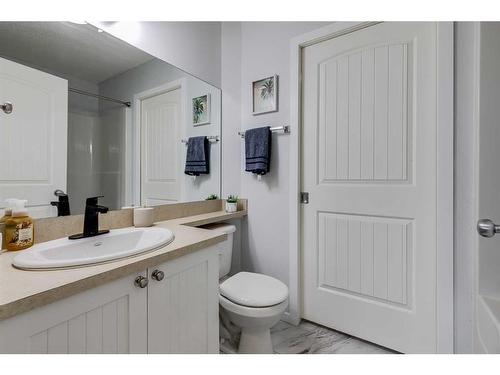 202-31 Everridge Square Sw, Calgary, AB - Indoor Photo Showing Bathroom