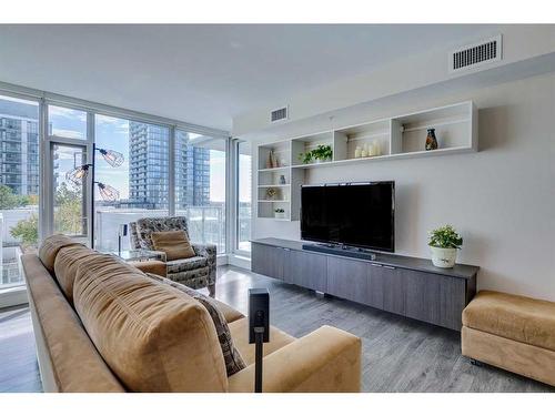 905-510 6 Avenue Se, Calgary, AB - Indoor Photo Showing Living Room