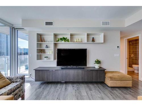 905-510 6 Avenue Se, Calgary, AB - Indoor Photo Showing Living Room