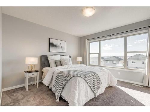 15 Heritage Heights, Cochrane, AB - Indoor Photo Showing Bedroom