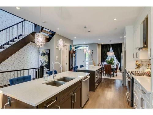 423 23 Avenue Nw, Calgary, AB - Indoor Photo Showing Kitchen With Double Sink With Upgraded Kitchen