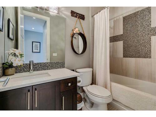 423 23 Avenue Nw, Calgary, AB - Indoor Photo Showing Bathroom